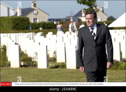 Deutsche Zeremonie unter der Leitung von Bundeskanzler Gerhard Schröder in Ranville Normandie, Nordwest-Frankreich, Sonntag, 6. Juni 2004 . Foto von ABACA. Stockfoto