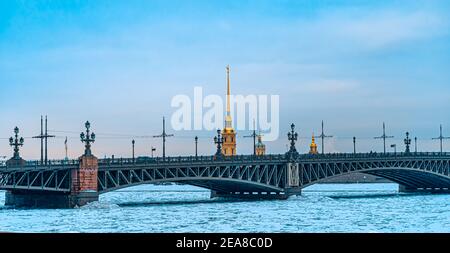 Blick auf Peter und Paul Festung und Trinity-Brücke in St. Petersburg. Winter Russland. Stockfoto