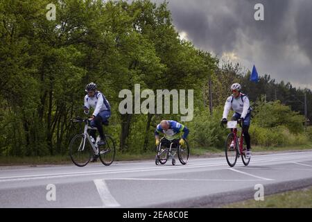 POZNAN, POLEN - 07. Feb 2021: Mann im Rollstuhl beim Laufen. Stockfoto