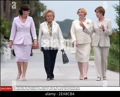 Mrs. Cherie Blair, Mrs. Bernadette Chirac, Ludwila Putin, hören Sie, wie Mrs. Laura Bush sie zur Pressekonferenz G8 Leaders Wives am 9. Juni 2004 in Sea Island begleitet. Foto von Johnny Crawford/ABACA. Stockfoto