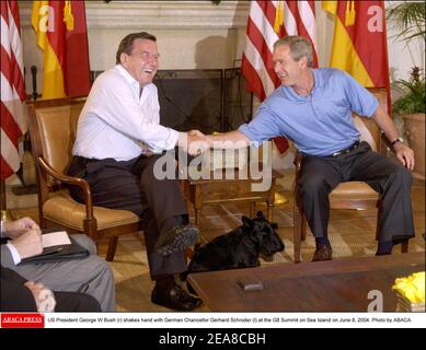 US-Präsident George W. Bush (r) schüttelt die Hand mit Bundeskanzler Gerhard Schröder (l) beim Gipfel auf Sea Island G8 am 8. Juni 2004. Foto von ABACA. Stockfoto