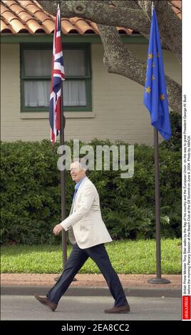 Der britische Premierminister Tony Blair läuft an der Flagge seines Landes und der Europäischen Union vorbei, um Präsident George W. Bush vor der morgendlichen Plenarsitzung im Beach Club auf dem Gipfel G8 am 9. Juni 2004 zu begrüßen. Foto von ABACA. Stockfoto