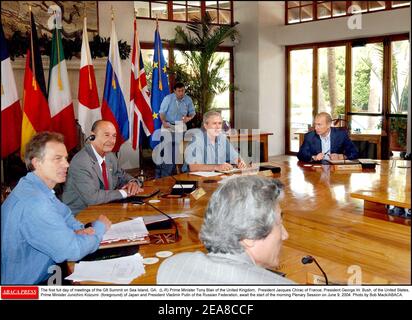Der erste volle Tag der Treffen des Gipfels G8 auf Sea Island, GA. (L-R) Premierminister Tony Blair vom Vereinigten Königreich, Präsident Jacques Chirac von Frankreich, Präsident George W. Bush von den Vereinigten Staaten, Premierminister Junichiro Koizumi (Vordergrund) von Japan und Präsident Wladimir Putin von der Russischen Föderation erwarten den Beginn der Vormittags-Plenarsitzung am 9. Juni 2004. Foto von Bob Mack/ABACA. Stockfoto