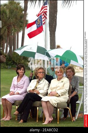 Mrs. Cherie Blair, Mrs. Bernadette Chirac, Ludwila Putin, hören unter Regenschirmen, während Mrs. Laura Bush im Regen während der Pressekonferenz der G8 Leaders Wives spricht. Die Dame hinter Putin ist Übersetzerin in Sea Island am 9. Juni 2004. Foto von Johnny Crawford/ABACA. Stockfoto