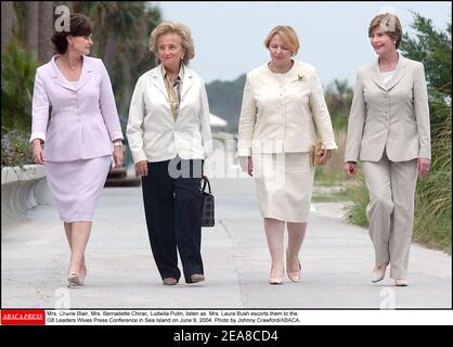 Mrs. Cherie Blair, Mrs. Bernadette Chirac, Ludwila Putin, hören Sie, wie Mrs. Laura Bush sie zur Pressekonferenz G8 Leaders Wives am 9. Juni 2004 in Sea Island begleitet. Foto von Johnny Crawford/ABACA. Stockfoto