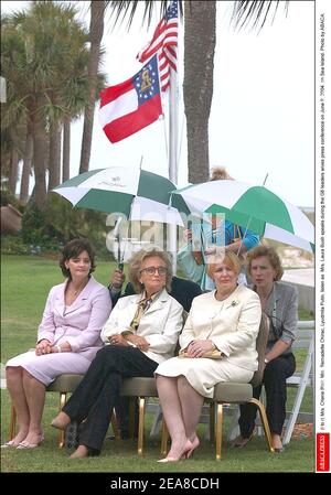 Frau Cherie Blair, Frau Bernadette Chirac, Lyudmila Putin, hören Sie zu, wie Frau Laura Bush während der Pressekonferenz G8 Leaders Wives am 9. Juni 2004 auf Sea Island spricht. Foto von ABACA. Stockfoto