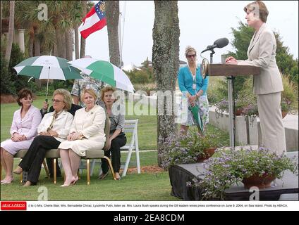 Frau Cherie Blair, Frau Bernadette Chirac, Lyudmila Putin, hören Sie zu, wie Frau Laura Bush während der Pressekonferenz G8 Leaders Wives am 9. Juni 2004 auf Sea Island spricht. Foto von ABACA. Stockfoto