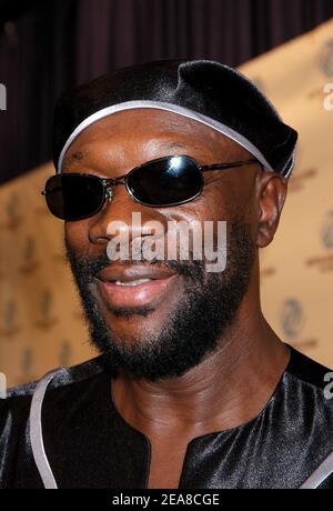 Isaac Hayes besucht die Boys and Girls Clubs of America und ehrt Denzel Washington und Viacom beim Annual President's Dinner im Waldorf Astoria Hotel in New York, NY, USA - 9. Juni 2004. (Bild: Issac Hayes) Foto von Antoine CAU/Abaca Stockfoto