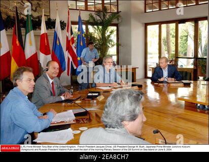 (L-R) der britische Premierminister Tony Blair, der französische Präsident Jacques Chirac, US-Präsident George W. Bush, der japanische Premierminister Junichiro Koizumi (im Vordergrund) und der russische Präsident Wladimir Putin warten auf den Beginn der morgendlichen Plenarsitzung des Gipfeltreffens G8 auf Sea Island am 9. Juni 2004 Stockfoto
