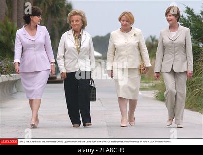 Frau Cherie Blair, Frau Bernadette Chirac, Lyudmila Putin und Frau Laura Bush gehen am 9. Juni 2004 zur Pressekonferenz der G8 Leaders Wives. Foto von ABACA. Stockfoto