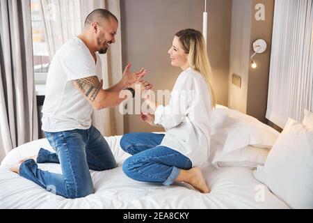 Glücklich verheiratetes Paar, das Spaß in ihrem Schlafzimmer hat Stockfoto