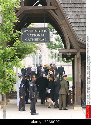 Geladene Gäste warten, bevor sie die National Cathedral betreten, um am 11. Juni 2004 an Ronald Reagans Beerdigung in Washington DC teilzunehmen. Foto von Olivier Douliery/ABACA Stockfoto