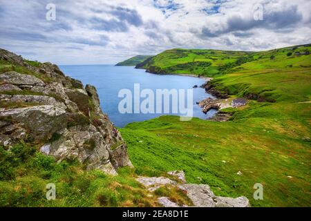 Blick von Torr Head auf die Causeway Coast of Northern Irland an einem sonnigen Tag Stockfoto