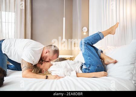 Liebevoller Ehemann, der seiner Frau einen Kuss gab Stockfoto