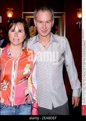 John McEnroe und seine Frau Patty Smyth kommen zur Sondervorführung für Michael Moores neuen Film Fahrenheit 9/11, der am Montag, den 14. Juni 2004 im Ziegfeld Theater in New York stattfand. Foto von Nicolas Khayat/ABACA. Stockfoto