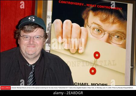 Regisseur Michael Moore kommt zur Sondervorführung für seinen neuen Film Fahrenheit 9/11, der am Montag, den 14. Juni 2004 im Ziegfeld Theater in New York stattfand. Foto von Nicolas Khayat/ABACA. Stockfoto