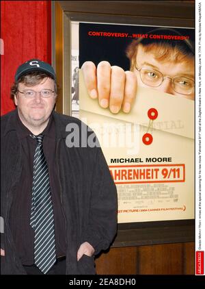 Regisseur Michael Moore kommt zur Sondervorführung für seinen neuen Film Fahrenheit 9/11, der am Montag, den 14. Juni 2004 im Ziegfeld Theater in New York stattfand. Foto von Nicolas Khayat/ABACA. Stockfoto