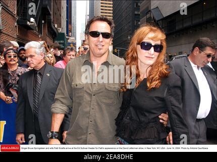 Sänger Bruce Springsteen und Frau Patti Scialfa kommen am Ed Sullivan Theater an, um Pattis Auftritt auf der David Letterman Show in New York, NY, USA - 14. Juni 2004. Foto von Antoine CAU/Abaca Stockfoto