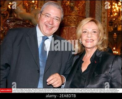 Jean-Paul Huchon und Jeanne Moreau, Präsident der Region Ile de France, nehmen an der Auktion Reporter sans Frontieres (RSF) Teil, die von Stars aufgenommen wurde und unter der Präsidentschaft der französischen Schauspielerin Jeanne Moreau im Grand Hotel stattfand. Der französische TV-Showman Ariel Wizman präsentierte den Abend mit dem französischen Humoristen Laurent Baffie, dessen Kamera 10,000 Euro an den Ukrenier/Libanesen Tycoon Omar Harfouch verkauft wurde. O.Harfouch kaufte Kameras für 50,000 Euro. Die Gesamthöhe der Auktion lag am Dienstag, den 15. Juni 2004 in Paris-Frankreich bei 89,0OO Euro. Foto von Bruno Klein/ABACA. Stockfoto