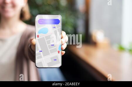 Unkenntlich Frau Zeigt Handy Mit Navigation App Zu Kamera Im Innen Stockfoto