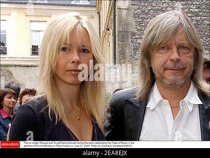 Der französische Sänger Renaud Sechan und seine Freundin, die während der Feier des Festes der Musik in den Gärten des Kunstministeriums in Paris-Frankreich am 21. Juni 2004 abgebildet wurden. Foto von Giancarlo Gorassini/ABACA. Stockfoto