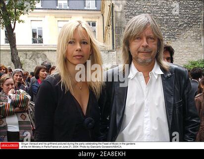 Sänger Renaud Sechan und seine Freundin, die während der Feier des Festes der Musik in den Gärten des Ministeriums für Kunst in Paris-Frankreich am 21. Juni 2004. Foto von Giancarlo Gorassini/ABACA. Stockfoto