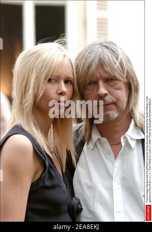 Der französische Sänger Renaud Sechan und seine Freundin, die während der Feier des Festes der Musik in den Gärten des Kunstministeriums in Paris-Frankreich am 21. Juni 2004 abgebildet wurden. Foto von Giancarlo Gorassini/ABACA. Stockfoto