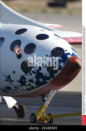 SpaceShipEin Pilot Mike Mellvill winkt der Menge in Mojave, Kalifornien, Flughafen Montag, 21. Juni 2004. SpaceShipOne ist ein privat entwickeltes Raketenflugzeug, das zum ersten kommerziellen bemannten Raumfahrzeug der Welt wurde und der erste nicht-Regierungs-Flug, der die Erdatmosphäre verlässt Foto von Lionel Hahn/ABACA. Stockfoto