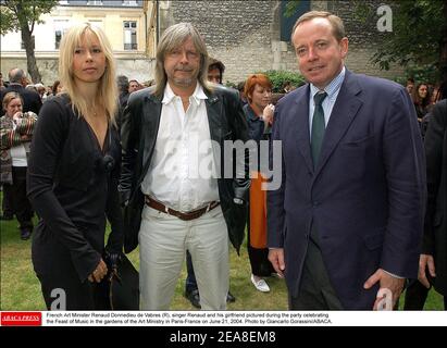 Der französische Kunstminister Renaud Sechan Donnedieu de Vabres (R), die Sängerin Renaud Sechan und seine Freundin, die während der Feier des Festes der Musik in den Gärten des Kunstministeriums in Paris-Frankreich am 21. Juni 2004 abgebildet wurde. Foto von Giancarlo Gorassini/ABACA. Stockfoto