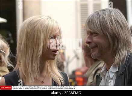 Der französische Sänger Renaud Sechan und seine Freundin, die während der Feier des Festes der Musik in den Gärten des Kunstministeriums in Paris-Frankreich am 21. Juni 2004 abgebildet wurden. Foto von Giancarlo Gorassini/ABACA. Stockfoto