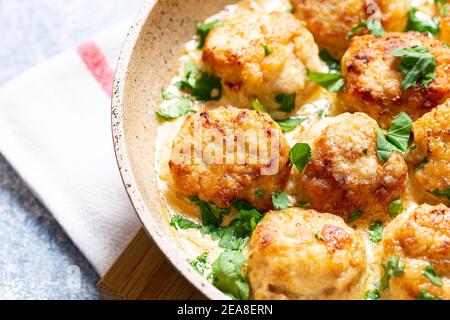 Fleischbällchen in weißer Soße in einer Pfanne auf grauem Hintergrund, bequeme hausgemachte gesunde Lebensmittel Stockfoto