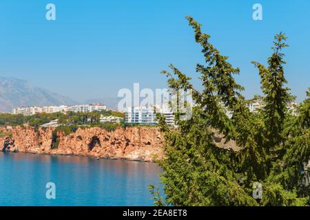 Idyllischer Panoramablick auf die Küste von Antalya. Taurus Berge im Hintergrund und die blaue Bucht des Mittelmeers Stockfoto
