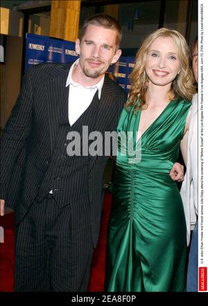 Der US-Schauspieler Ethan Hawkee und die französische Schauspielerin Julie Delpy besuchen die Vorführung von -Before Sunset- beim Los Angeles Film Festival in Los Angeles-USA, 23. Juni 2004. Foto von Lionel Hahn/ABACA. Stockfoto