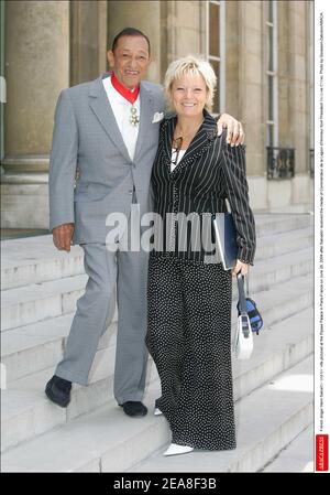 Der französische Sänger Henri Salvador und seine Frau, die am 25. Juni 2004 im Elysee-Palast in Paris-Frankreich abgebildet wurde, nachdem Salvador von Präsident Jacques Chirac die Medaille des Commandeur de la Legion d'Honneur erhalten hatte. Foto von Gorassini-Zabulon/ABACA. Stockfoto