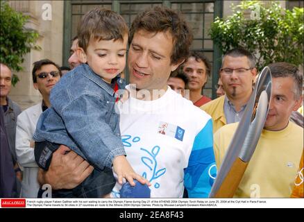 Der französische Rugby-Spieler Fabien Galthie wartet mit seinem Sohn auf die olympische Flamme am 21. Tag des OLYMPISCHEN Fackellaufs 2004 in ATHEN am 25. Juni 2004 in der Ciyt Hall in Paris-Frankreich. Die Olympische Flamme reist zu den Olympischen Spielen 2004 in Athen in 34 Städte in 27 Ländern. Foto von Mousse-Lamperti-Gorassini-Klein/ABACA. Stockfoto