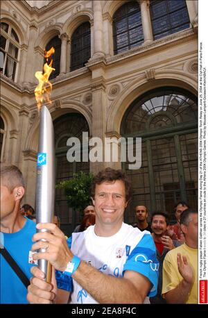 Der französische Rugby-Spieler Fabien Galthie trägt die olympische Flamme am 21. Tag des OLYMPISCHEN Fackellaufs 2004 in ATHEN am 25. Juni 2004 in der ciyt Hall in Paris-Frankreich. Die Olympische Flamme reist zu den Olympischen Spielen 2004 in Athen in 34 Städte in 27 Ländern. Foto von Mousse-Lamperti-Gorassini-Klein/ABACA. Stockfoto