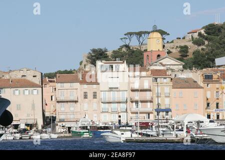 Gesamtansicht des Hafens von Saint-Tropez-Frankreich am 26. Juni 2004. Foto von ABACA. Stockfoto