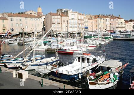 Gesamtansicht des Hafens von Saint-Tropez-Frankreich am 26. Juni 2004. Foto von ABACA. Stockfoto