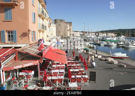 Gesamtansicht des Hafens von Saint-Tropez-Frankreich am 26. Juni 2004. Foto von ABACA. Stockfoto