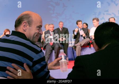 UMP-Präsident Alain Juppe (L) nimmt am 27. Juni 2004 am nationalrat der UMP-Partei in Coudray Montceaux-Frankreich Teil, in Anwesenheit von Premierminister Jean-Pierre Raffarin, Wirtschaftsminister Nicolas Sarkozy und UMP-Generalsekretär Francois Baroin. Foto von Mousse/ABACA. Stockfoto