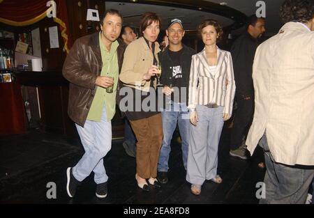 Die Mitglieder von 'Robin des Bois' Pascal Vincent, Elise Larnicol, Maurice Barthelemy und Marina Fois (L bis R) nehmen am 26. Juni 2004 an einer 'Casablanca Driver' Party im VIP-Raum in Paris Teil. Foto von Francois-Xavier Lamperti/ABACA. Stockfoto