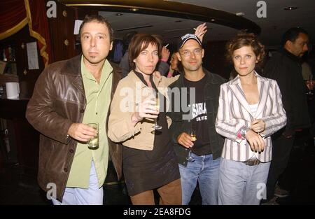 Die Mitglieder von 'Robin des Bois' Pascal Vincent, Elise Larnicol, Maurice Barthelemy und Marina Fois (L bis R) nehmen am 26. Juni 2004 an einer 'Casablanca Driver' Party im VIP-Raum in Paris Teil. Foto von Francois-Xavier Lamperti/ABACA. Stockfoto