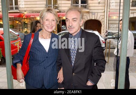 Die französische "Celebrities" Farm, echter TV-Show-Star danielle Gilbert mit ihrem Mann Patrick Scemama, wurde bei der Vorstellung von Massimo Gargias Buch "Le Journal de Massimo" (Massimo's Diary) am 28. Juni 2004 im Hotel Vernet in Paris-Frankreich gezeigt. Foto von Bruno Klein/ABACA. Stockfoto