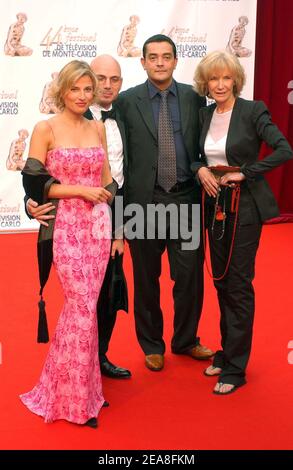 Die französische Schauspielerin Christine Lemler (L), Marie-Christine Adam (R) und das Team der Serie "Sous le Soleil", die bei der Eröffnungsfeier des Monte-Carlo TV Festivals 44th im Grimaldi Forum in Monaco am 28. Juni 2004 abgebildet wurde. Foto von Giancarlo Gorassini/ABACA. Stockfoto