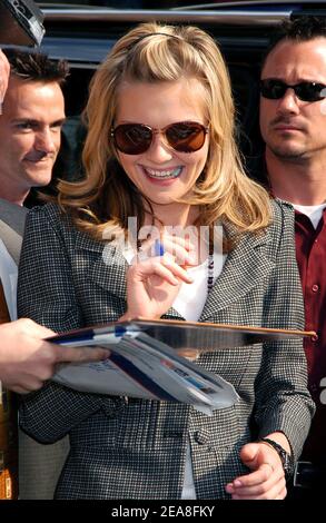 Die Schauspielerin Kirsten Dunst kommt am Ed Sullivan Theater zu ihrem Gastauftritt in der David Letterman Show, um über ihren kommenden Film - Spiderman 2 - in New York, NY, USA - 28. Juni 2004 zu sprechen. Foto von Antoine CAU/ABACA. Stockfoto