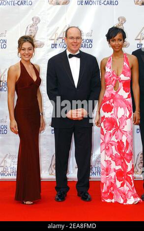 Die französische Schauspielerin Shirley Bousquet (L), Prinz Albert von Monaco (C) und die ehemalige Miss France sowie die Schauspielerin Sonia Rolland wurden während der Eröffnungszeremonie des Monte-Carlo TV Festivals 44th im Grimaldi Forum in Monaco am 28. Juni 2004 fotografiert. Foto von Giancarlo Gorassini/ABACA. Stockfoto