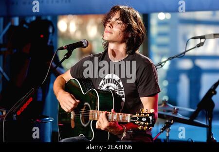 Ben Jelen tritt am Freitag, den 25. Juni 2004, im AOL Time Warner Center im Rahmen der AOL Summer Concert Series in New York auf. Foto von Nicolas Khayat/ABACA. Stockfoto