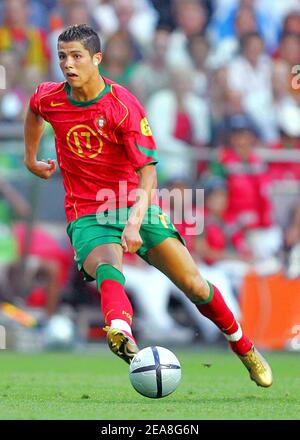 Der Portugiesen Cristiano Ronaldo bei der Europameisterschaft in Lisbone, Portugal, am 26. Juni 2004 in Aktion. Foto von Christian Liewig/ABACAPRESS.COM Stockfoto