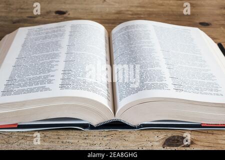 Nahaufnahme des Hardback-Nachschlagebuchs von Oxford Thesaurus geöffnet Ein alter Holztisch Stockfoto