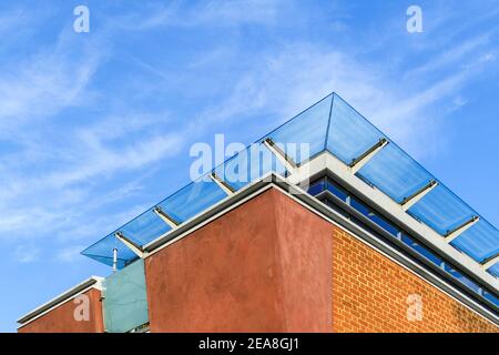 Detail eines modernen Hauses mit Dachterrasse und Glasdach in Highgate Village, North London, UK Stockfoto